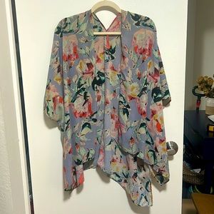 Light purple floral kimono style top, short sleeve, flowy